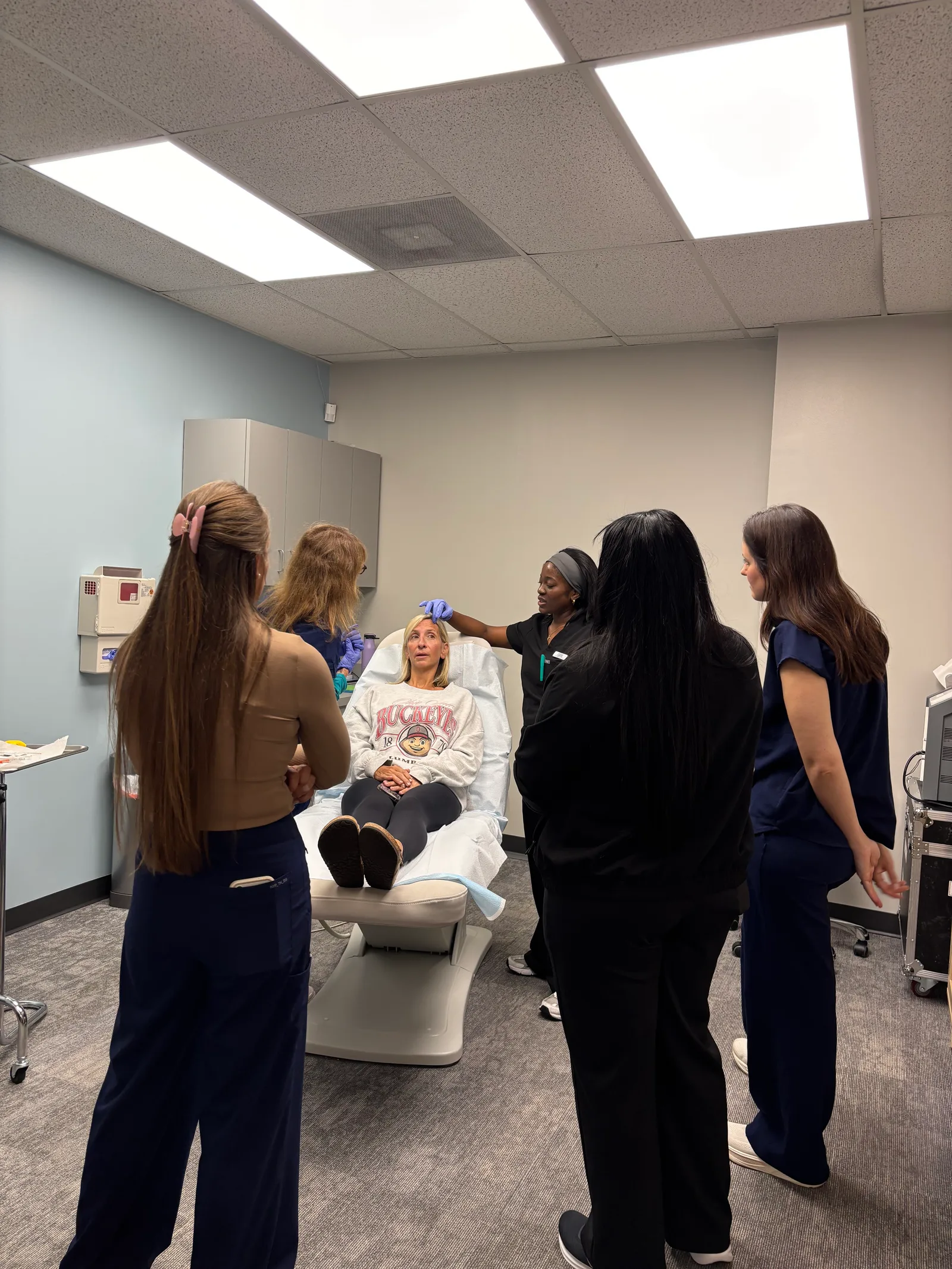 Students and instructors gather around a live model during an Atlanta class