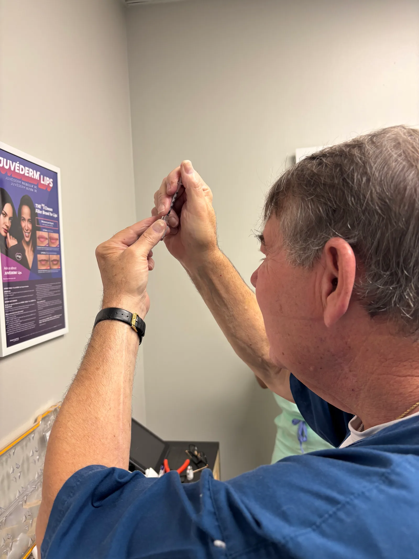 A Savannah class participant prepares an injection